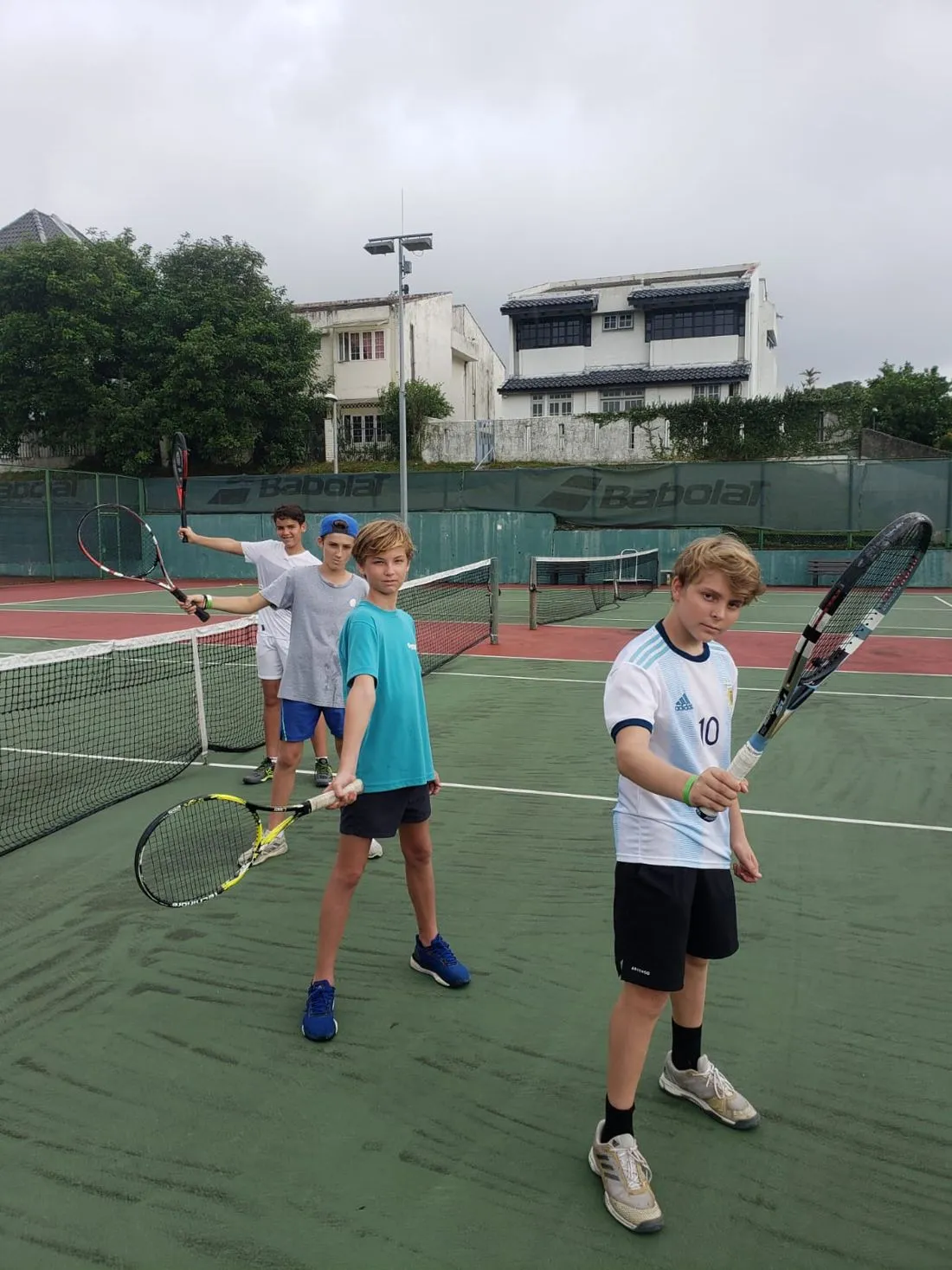 Young players ready to rally during a junior tennis session